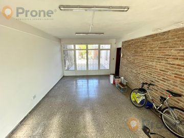 Venta - Casa 3 dormitorios cochera y patio verde en Echesortu