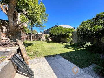 Venta - Casa 3 dormitorios cochera y patio verde en Echesortu