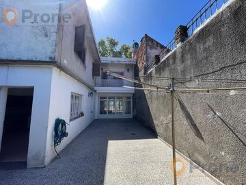 Venta - Casa 3 dormitorios cochera y patio verde en Echesortu
