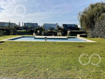 CASA A LA LAGUNA EN BARRIO PRIVADO LOS TALAS CANNING