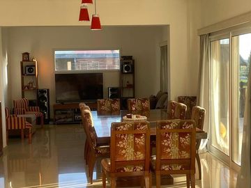 CASA A LA LAGUNA EN BARRIO PRIVADO LOS TALAS CANNING