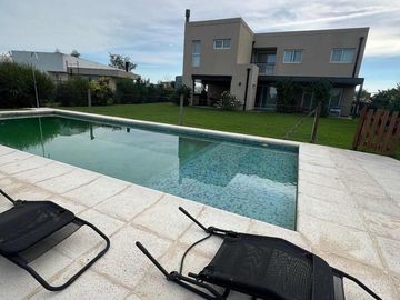 Casa en venta - 4 Dormitorios 6 Baños - 819Mts2 - Escobar