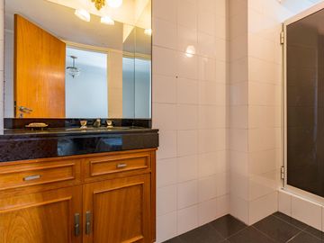 Departamento de categoría  en  venta 5 dormitorios vista franca al rio