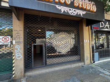 Local en zona comercial. Martínez