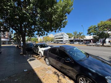 Local en zona comercial. Martínez