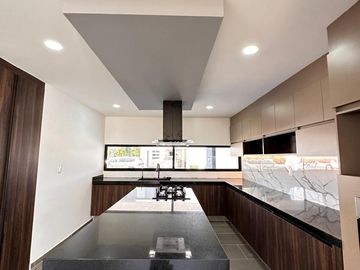 Casa en  venta en Lomas de Angelopolis con 4 recamaras y acabados de lujo