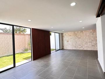 Casa en  venta en Lomas de Angelopolis con 4 recamaras y acabados de lujo