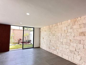 Casa en  venta en Lomas de Angelopolis con 4 recamaras y acabados de lujo