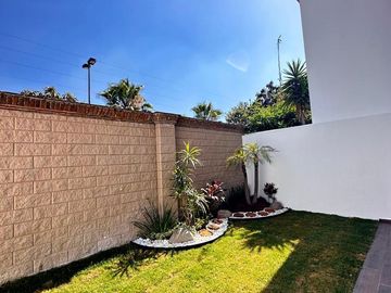 Casa en  venta en Lomas de Angelopolis con 4 recamaras y acabados de lujo