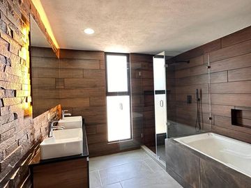 Casa en  venta en Lomas de Angelopolis con 4 recamaras y acabados de lujo