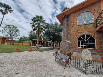 HERMOSA CASA ESTILO HACIENDA, EN PORTAL DEL NORTE