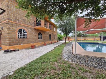 HERMOSA CASA ESTILO HACIENDA, EN PORTAL DEL NORTE