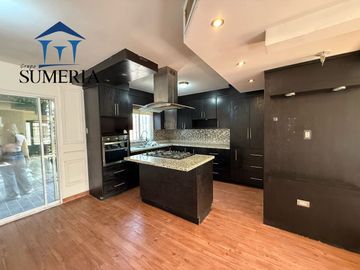 CASA EN VENTA EN LOMAS DE MONTECARLO