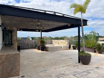 Hermosa Residencia con vista al Lago Yucatán Country Club