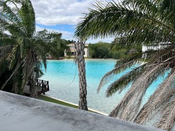 Hermosa Residencia con vista al Lago Yucatán Country Club