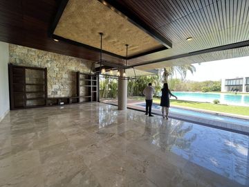 Hermosa Residencia con vista al Lago Yucatán Country Club