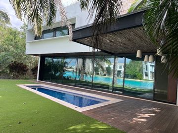 Hermosa Residencia con vista al Lago Yucatán Country Club