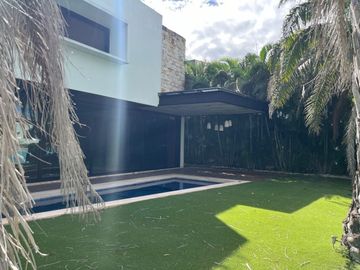 Hermosa Residencia con vista al Lago Yucatán Country Club