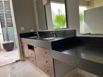 Hermosa Residencia con vista al Lago Yucatán Country Club