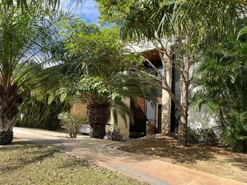 Hermosa Residencia con vista al Lago Yucatán Country Club
