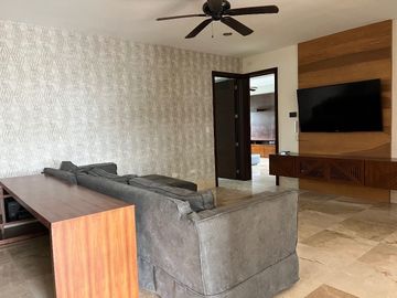 Hermosa Residencia con vista al Lago Yucatán Country Club