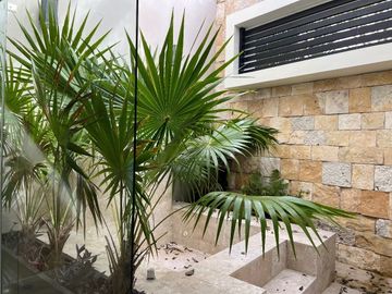Hermosa Residencia con vista al Lago Yucatán Country Club