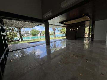 Hermosa Residencia con vista al Lago Yucatán Country Club