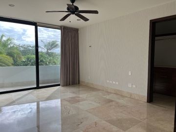 Hermosa Residencia con vista al Lago Yucatán Country Club