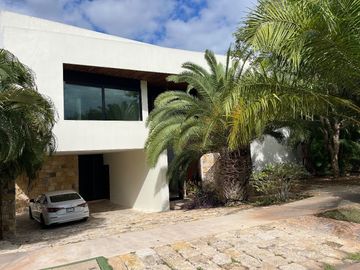 Hermosa Residencia con vista al Lago Yucatán Country Club