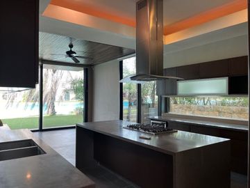Hermosa Residencia con vista al Lago Yucatán Country Club