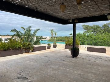 Hermosa Residencia con vista al Lago Yucatán Country Club