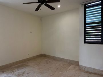 Hermosa Residencia con vista al Lago Yucatán Country Club