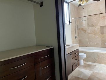 Hermosa Residencia con vista al Lago Yucatán Country Club