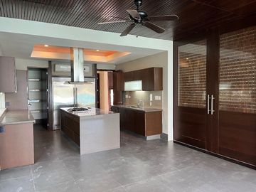 Hermosa Residencia con vista al Lago Yucatán Country Club