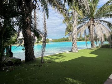 Hermosa Residencia con vista al Lago Yucatán Country Club