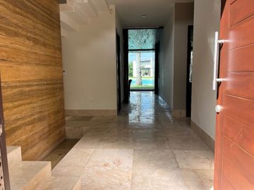 Hermosa Residencia con vista al Lago Yucatán Country Club