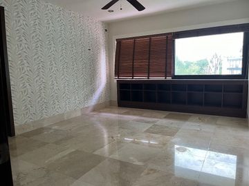 Hermosa Residencia con vista al Lago Yucatán Country Club