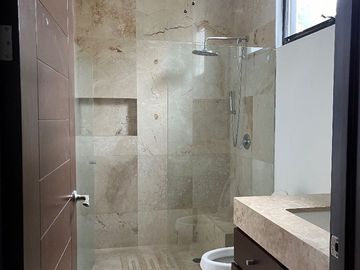 Hermosa Residencia con vista al Lago Yucatán Country Club