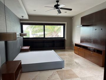 Hermosa Residencia con vista al Lago Yucatán Country Club