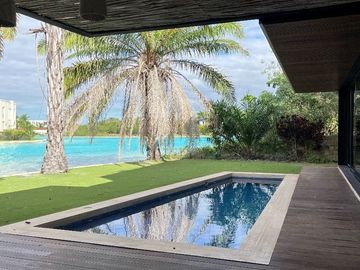 Hermosa Residencia con vista al Lago Yucatán Country Club
