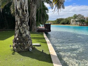 Hermosa Residencia con vista al Lago Yucatán Country Club