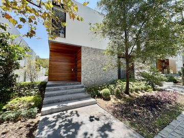 CASA EN VENTA DENTRO DE FRACCIONAMIENTO RESERVA REAL VALLE REAL ZAPOPAN
