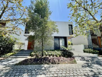 CASA EN VENTA DENTRO DE FRACCIONAMIENTO RESERVA REAL VALLE REAL ZAPOPAN