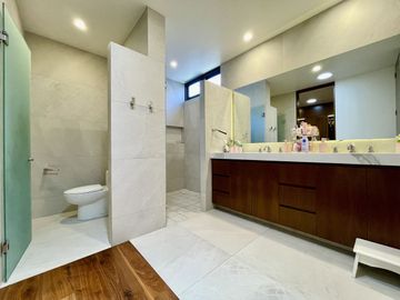 CASA EN VENTA DENTRO DE FRACCIONAMIENTO RESERVA REAL VALLE REAL ZAPOPAN