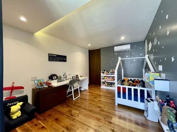 CASA EN VENTA DENTRO DE FRACCIONAMIENTO RESERVA REAL VALLE REAL ZAPOPAN