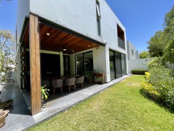 CASA EN VENTA DENTRO DE FRACCIONAMIENTO RESERVA REAL VALLE REAL ZAPOPAN