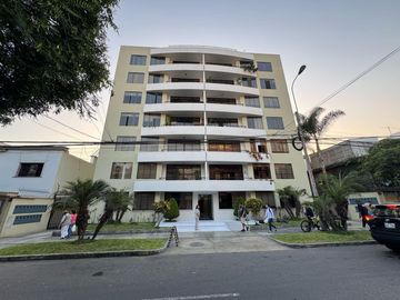OVALO GUTIERREZ - DPTO EN 1ER PISO - 3 DORM -1 COCHERA
