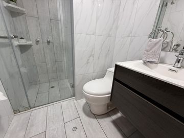 OVALO GUTIERREZ - DPTO EN 1ER PISO - 3 DORM -1 COCHERA