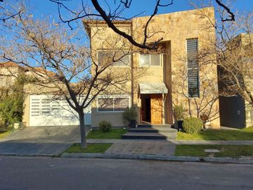 VENDO CASA EN LA BARRACA