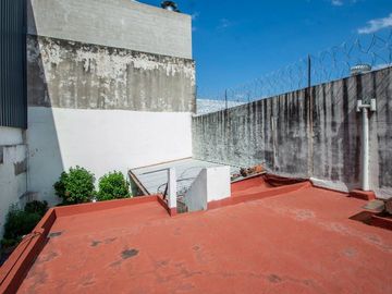 CASA 4 AMBIENTES C/ PATIO - APTA PARA INDUSTRIA